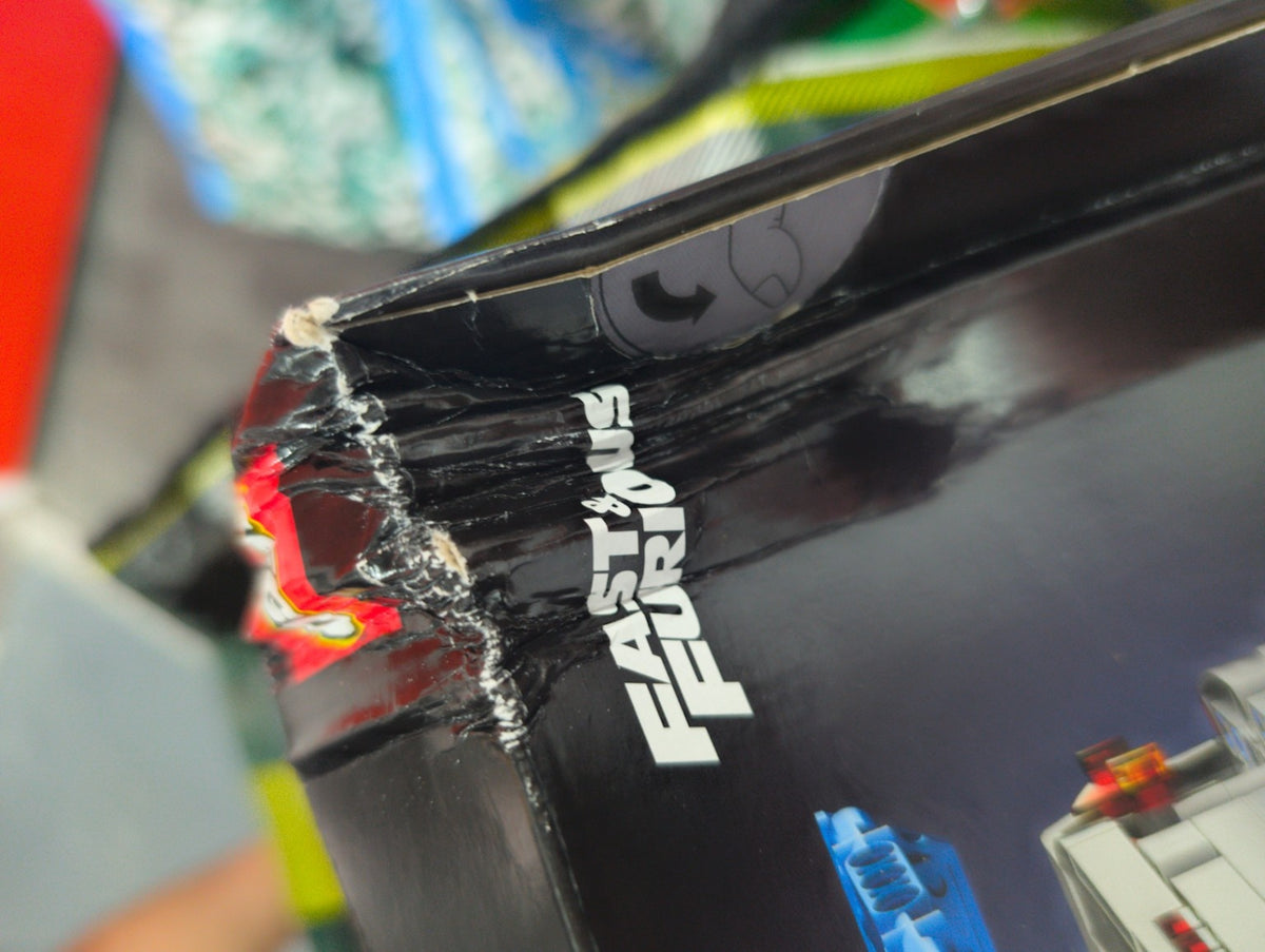 Détail boîte abîmée LEGO Technic 42210